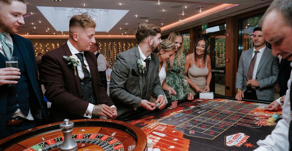 Intrattenimento nuziale: allestire un angolo casinò vintage per gli ospiti